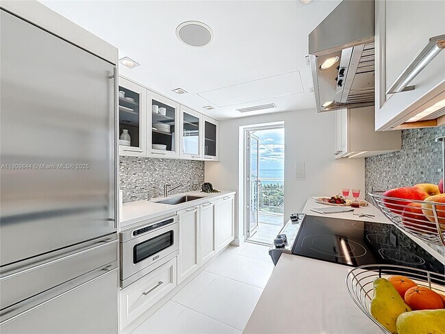 Building Photo - 2715 N Ocean Blvd