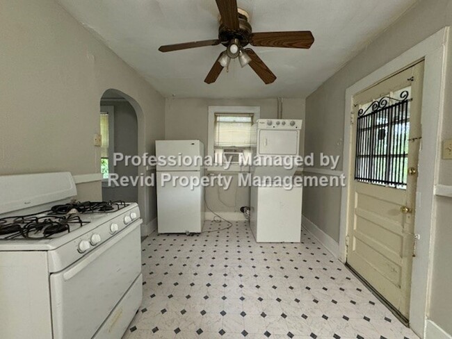 Building Photo - 2 Bed 1 Bath in Midtown!