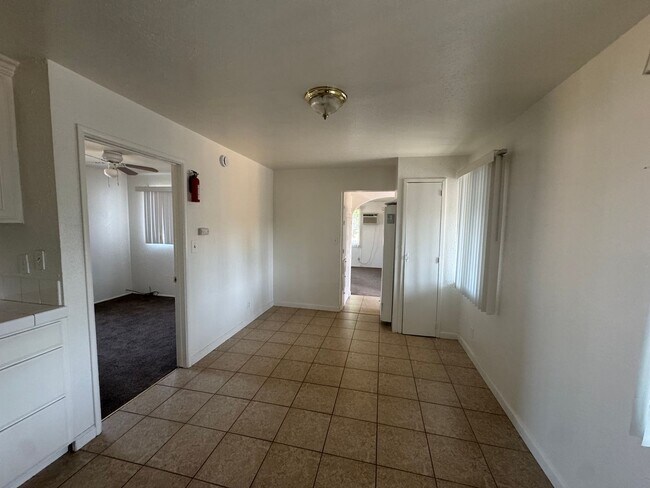 Building Photo - 4006 Mennes Ave