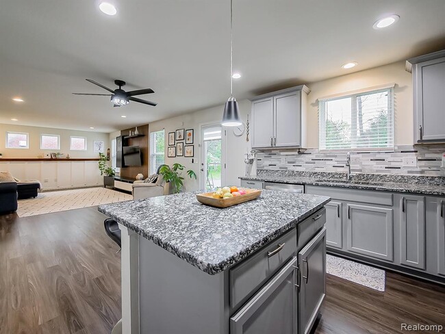 Building Photo - 8640 Quincy Dr