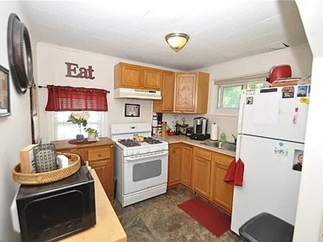 Building Photo - Newly Renovated Apartment in Liverpool!