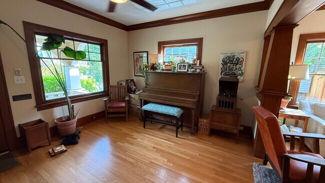 Building Photo - Beautiful Fully Furnished Home in Close-In...
