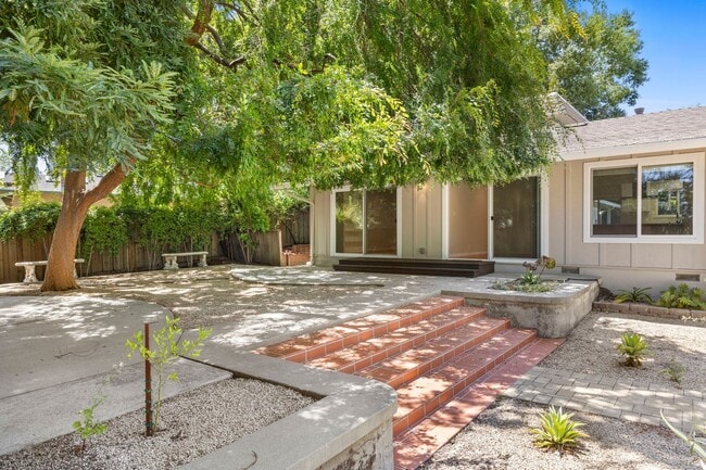Building Photo - Spacious Menlo Park Retreat with 6 Bedroom...