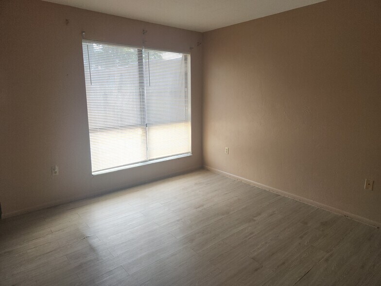 Building Photo - 1836 N Crystal Lake Dr