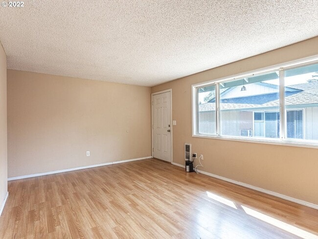 Building Photo - Bright Interior with Generous Bedroom Space – Includes Washer and Dryer