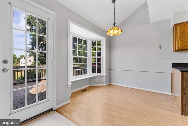 Building Photo - 5142 Woodford Dr