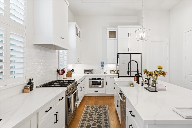 Building Photo - 531 W 27th St