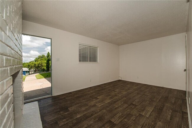 Building Photo - 1600 Parker Ln