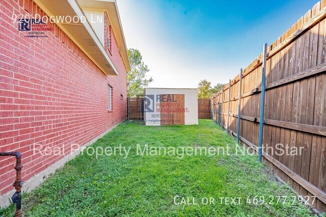 Building Photo - 920 Dogwood Ln