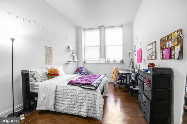 Building Photo - 1001 Chestnut St