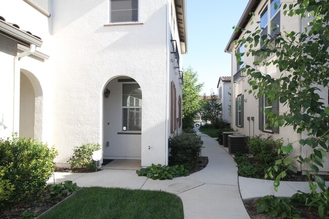 Building Photo - 3BR|2.5BA Condominum - Tenant Pays $175 monthly for WS&G