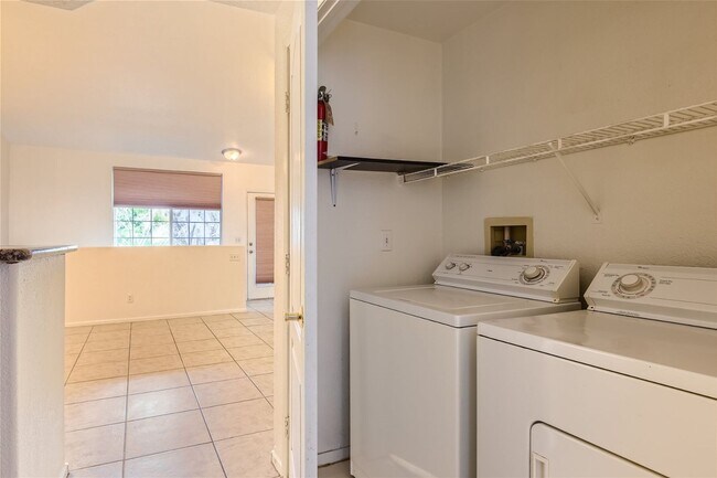 Building Photo - Northwest Condo / 2 Bedrooms / 2 Bath / 1 ...