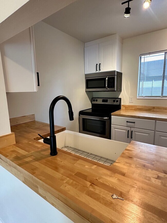 Building Photo - Fully Updated Townhouse in Mid-Town Ft Collins - Available Now!