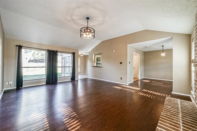 Building Photo - 1309 Oak Hollow Dr