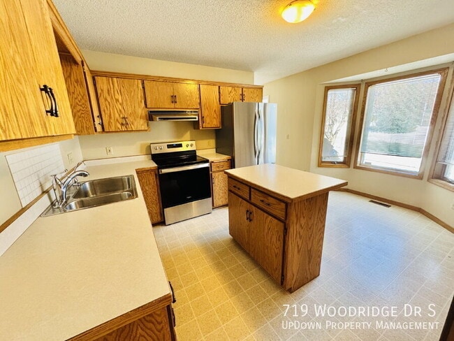 Building Photo - 719 Woodridge Dr S