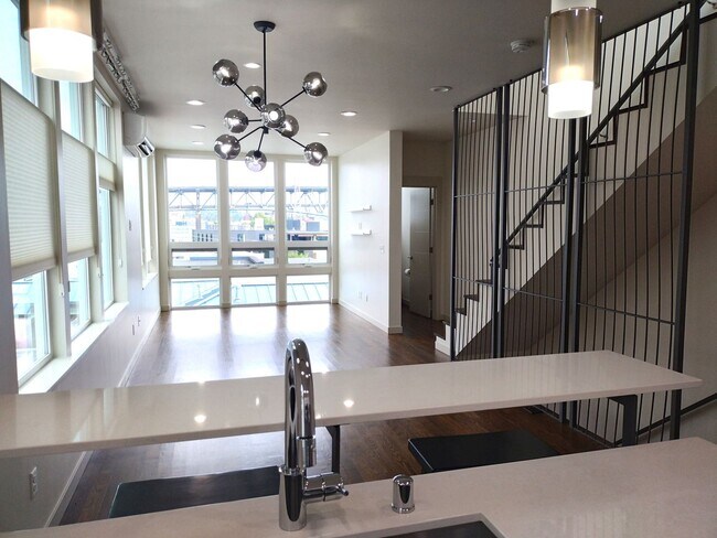 Building Photo - 3bd/2.5ba Seattle Townhome