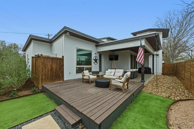 Building Photo - 1405 Camelot Cir
