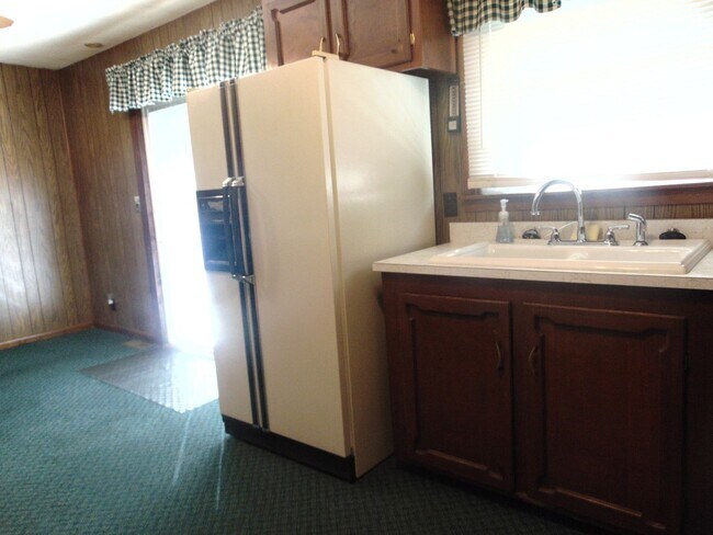 Building Photo - Fayette Family Farm House!