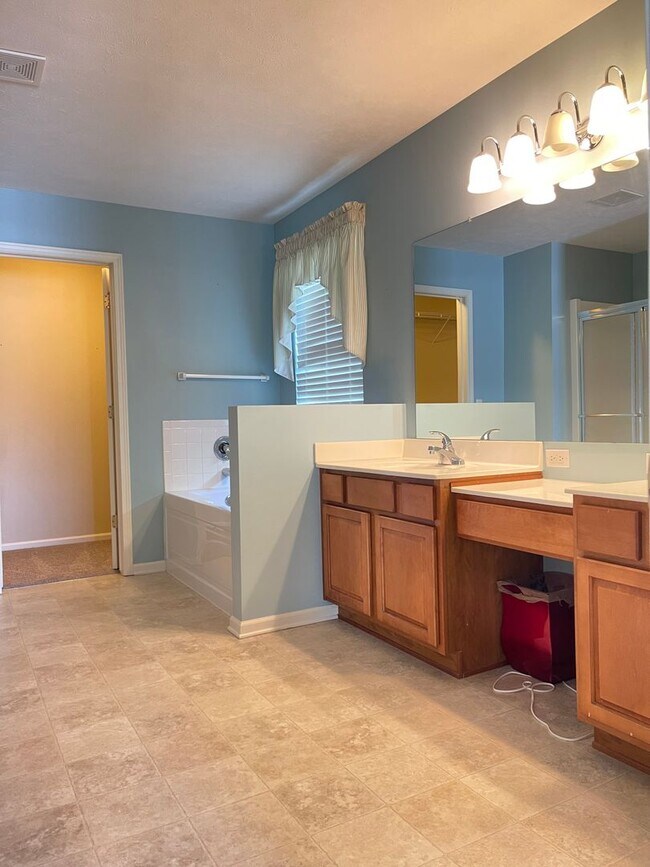 Building Photo - Move-in special. Beautiful 4 bed 2.5 bath 3000+sq ft