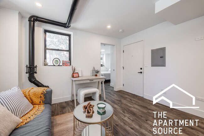 Building Photo - 941 W Carmen Ave