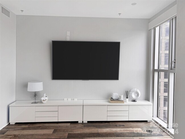 Building Photo - 307 W Trade St