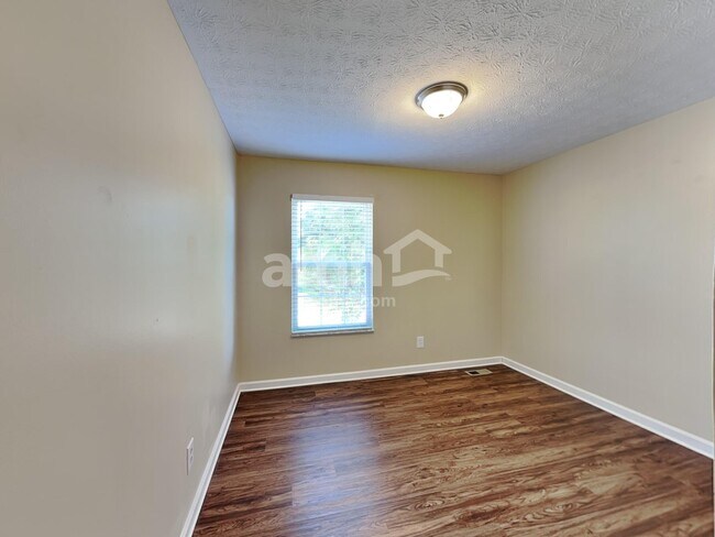 Building Photo - 8612 Oak Creek Dr