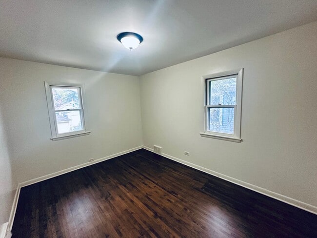 Building Photo - Elegant 2-Bedroom Single Family Home w/ Mo...