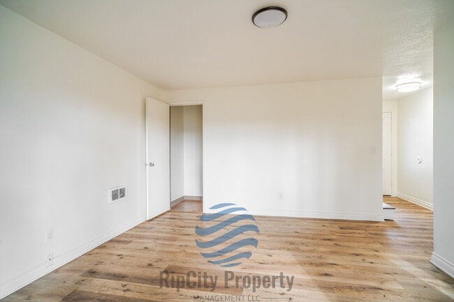 Building Photo - 2452 SE 9th Ct