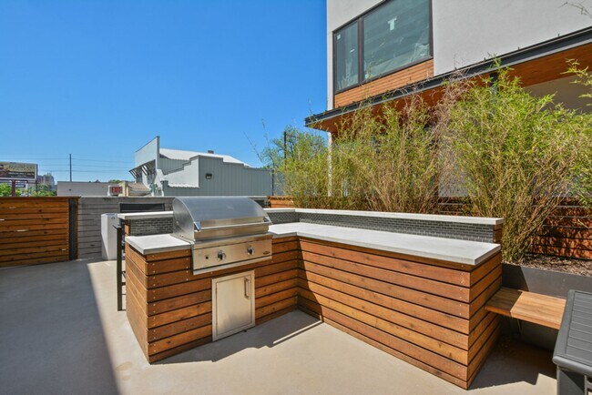 Building Photo - 2002 E 7th St