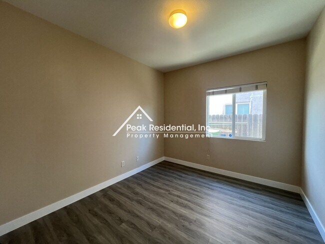 Building Photo - Very Nice 3bd/2ba Elk Grove Home with 2 Car Garage