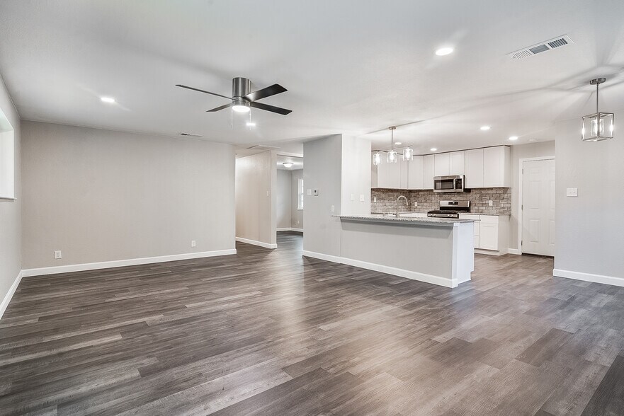 Building Photo - 813 S Valentine Dr