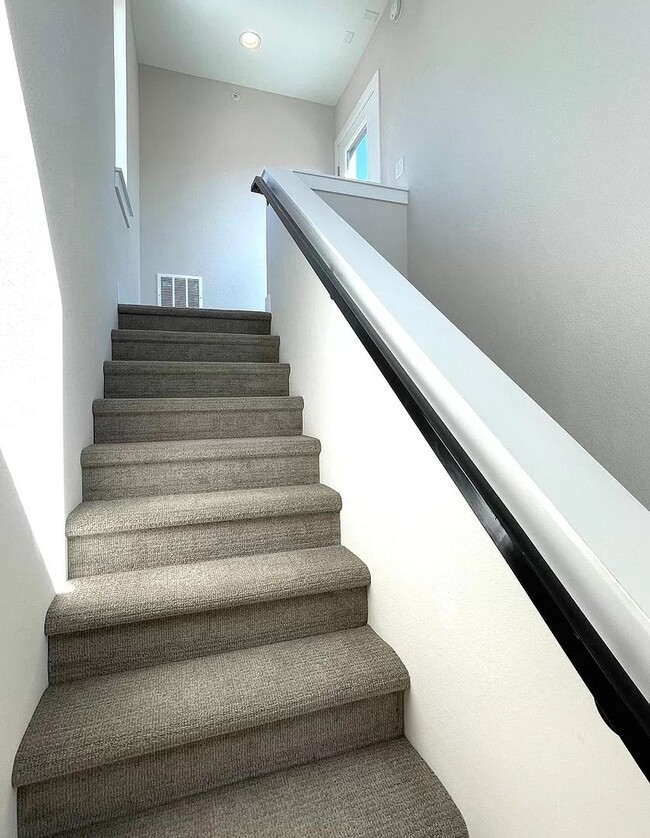 Building Photo - 2 Bedroom 2 Full Bathrooms and 2 Half Bath...