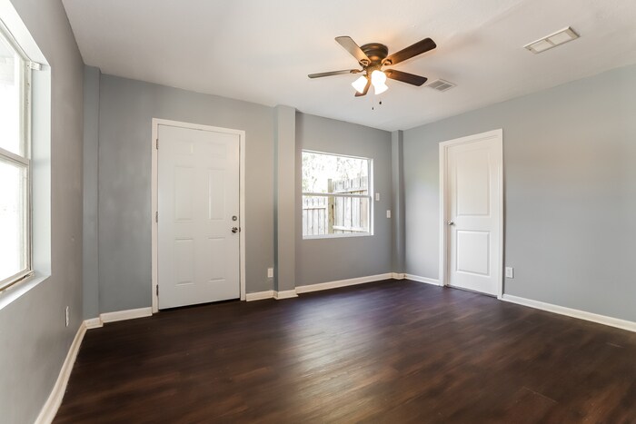 Building Photo - 1209 NE 6th Ct