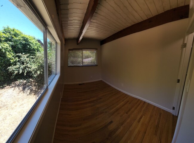 Building Photo - Large 5 Bedroom Home close to Poly Campus!!