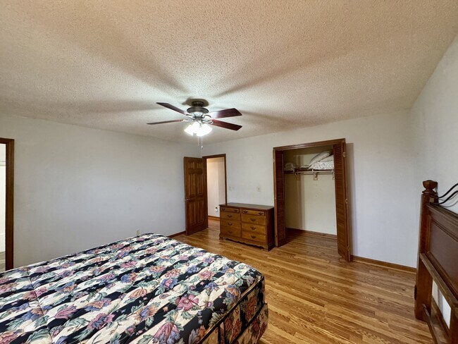 Building Photo - 702 W 6th Ave