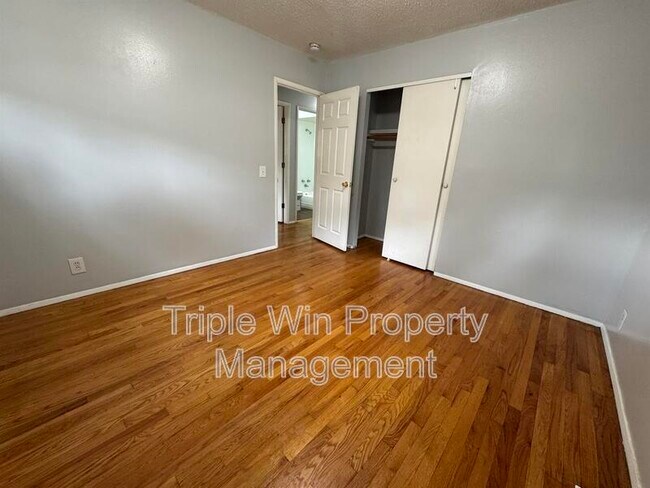 Building Photo - 220 Falcon Dr