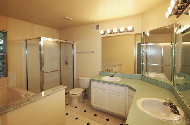 Building Photo - 27 Pin Oak Dr