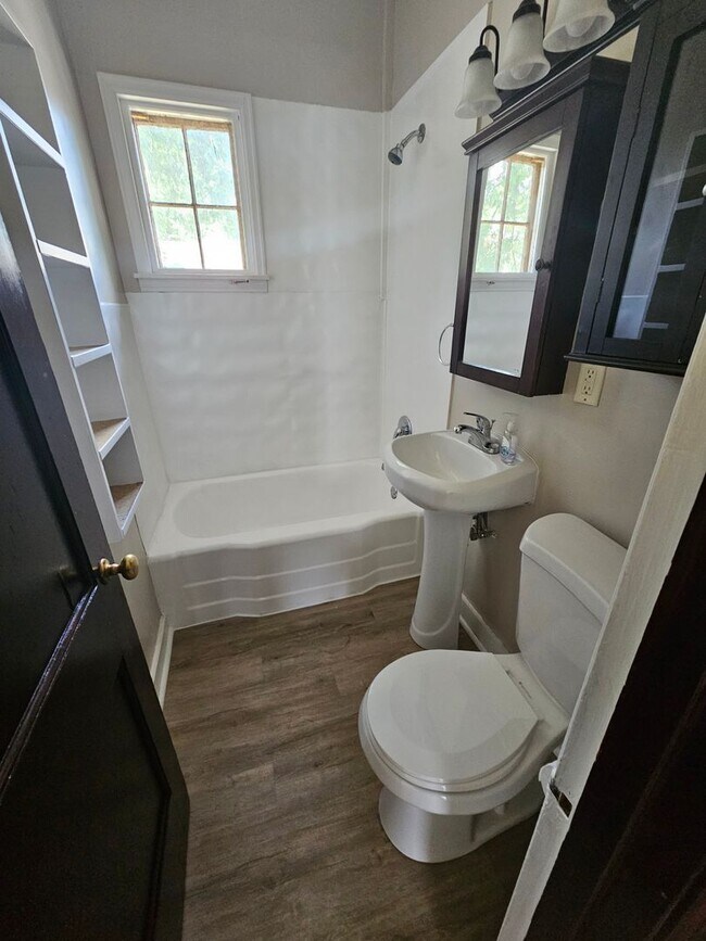 Building Photo - 602 E 14th St