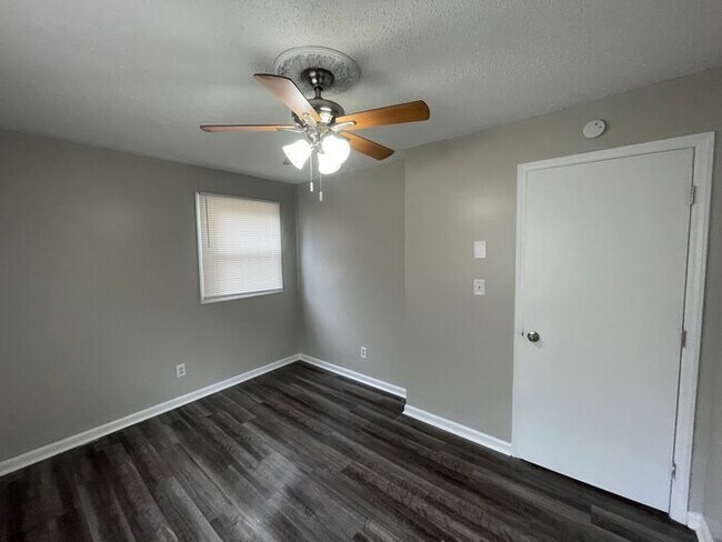 Building Photo - 1306 Northwoods Dr