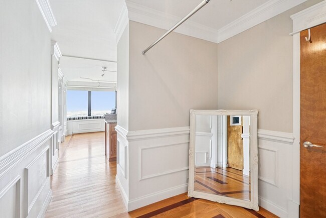 Building Photo - 65 E India Row