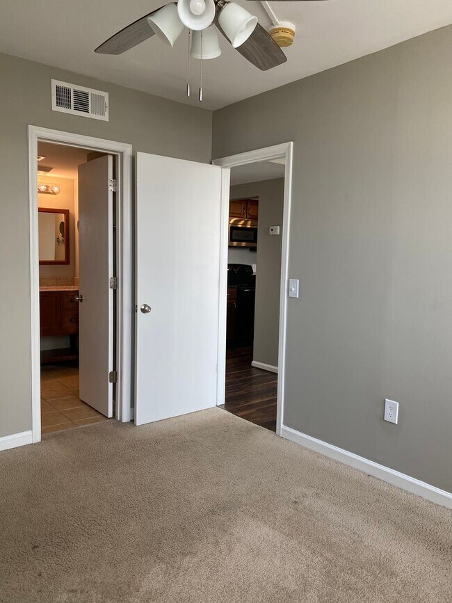 Building Photo - wh401