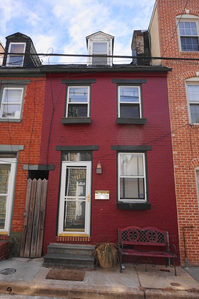 Primary Photo - Charming 2 Bedroom Townhome in Upper Fells...