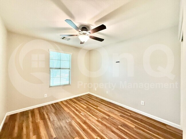 Building Photo - 1032 E Daniella Dr