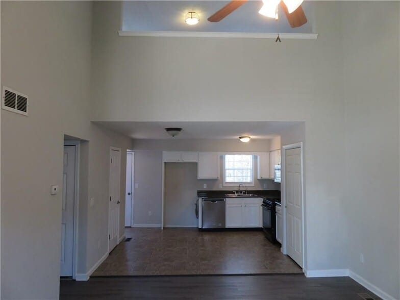 Building Photo - 204 Twin Pines Ct