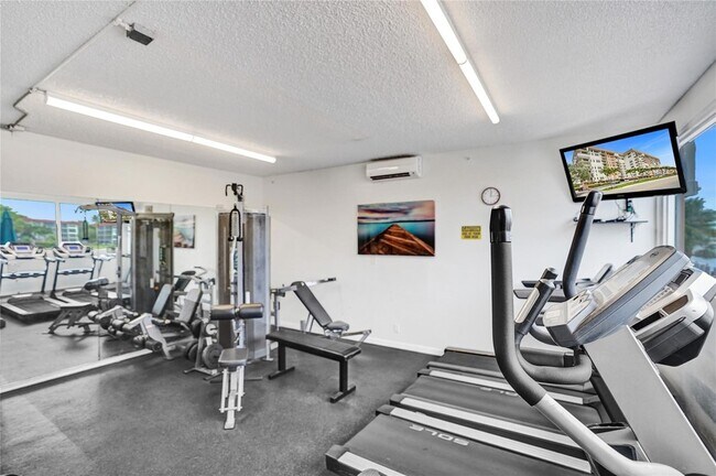 Building Photo - 1150 Hillsboro Mile Unit 1016