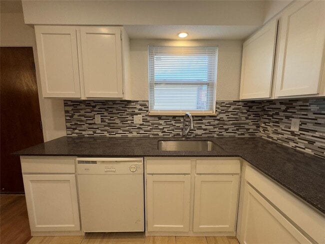 Building Photo - 3325 Brookhollow Ct