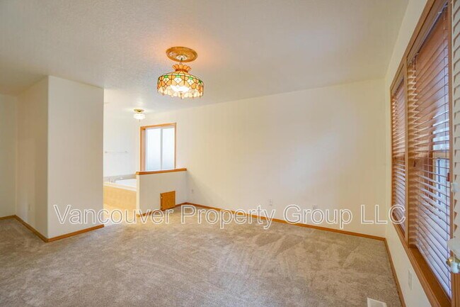 Building Photo - 15720 NE 13th Way