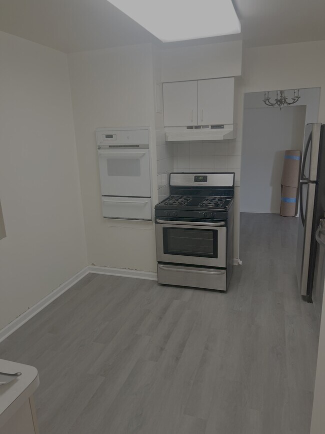 Building Photo - 9009 W Golf Rd