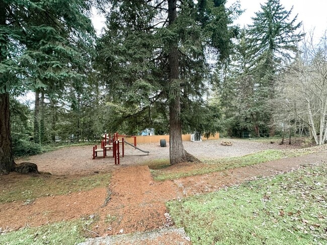 Building Photo - Charming 3-Bed Townhouse in Quiet Neighborhood Across from Park!