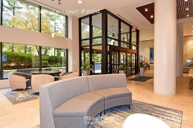 Building Photo - Spacious Condo in Peaceful Lakeside Plaza!